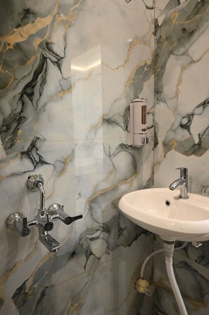 Shower, free toiletries, towels, soap - Trinetra Homestay (Varanasi)