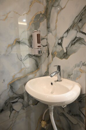 Habitación doble Deluxe | Baño | Regadera, amenidades de baño gratuitas, toallas, jabón