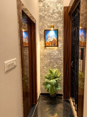 Lobby - Trinetra Homestay (Varanasi)