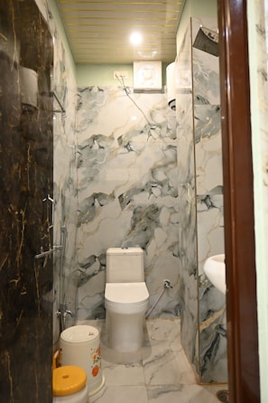 Habitación doble Deluxe | Baño | Regadera, amenidades de baño gratuitas, toallas, jabón