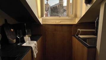 Réfrigérateur, plaque de cuisson, cafetière/bouilloire