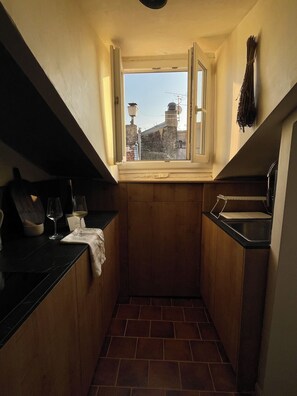 Réfrigérateur, plaque de cuisson, cafetière/bouilloire