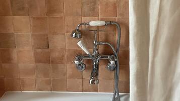 Sèche-cheveux, bidet, serviettes fournies, savon