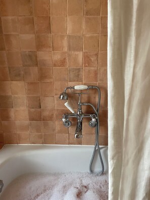Sèche-cheveux, bidet, serviettes fournies, savon