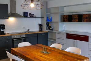 Frigorifero, forno, piano cottura, lavastoviglie