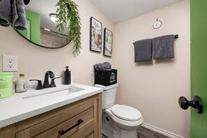 Hair dryer, towels, soap, toilet paper - Cozy one-bedroom with a tropical garden. (Weslaco)