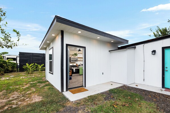 Exterior - Cozy one-bedroom with a tropical garden. (Weslaco)
