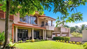 A two-story house with a covered porch, a balcony, and a well-maintained lawn. - Clove Villa Kandy (Kandy)
