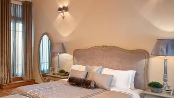 Executive Suite, 1 King Bed, Hot Tub, Garden View | Individually decorated, individually furnished, free cots/infant beds