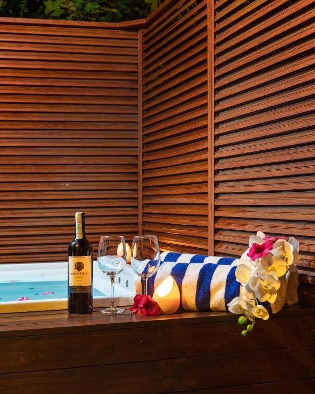 Executive Suite, 1 King Bed, Hot Tub, Garden View | Individually decorated, individually furnished, free cribs/infant beds