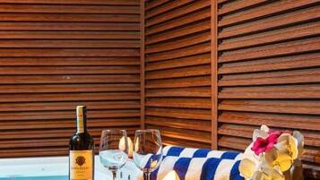 Executive Suite, 1 King Bed, Hot Tub, Garden View | Individually decorated, individually furnished, free cots/infant beds