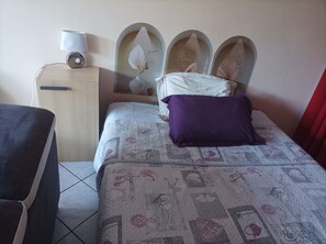 1 bedroom, iron/ironing board, bed sheets - Cosy studio overlooking the Auvergne volcanoes (Royat)