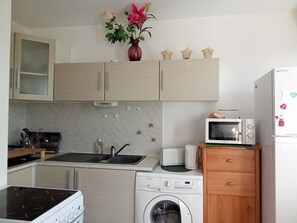 Fridge, oven, stovetop, dishwasher - Cosy studio overlooking the Auvergne volcanoes (Royat)