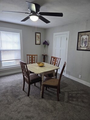 Dining - Nice 2-bedroom house with AC in enjoyable Springfield (Springfield)