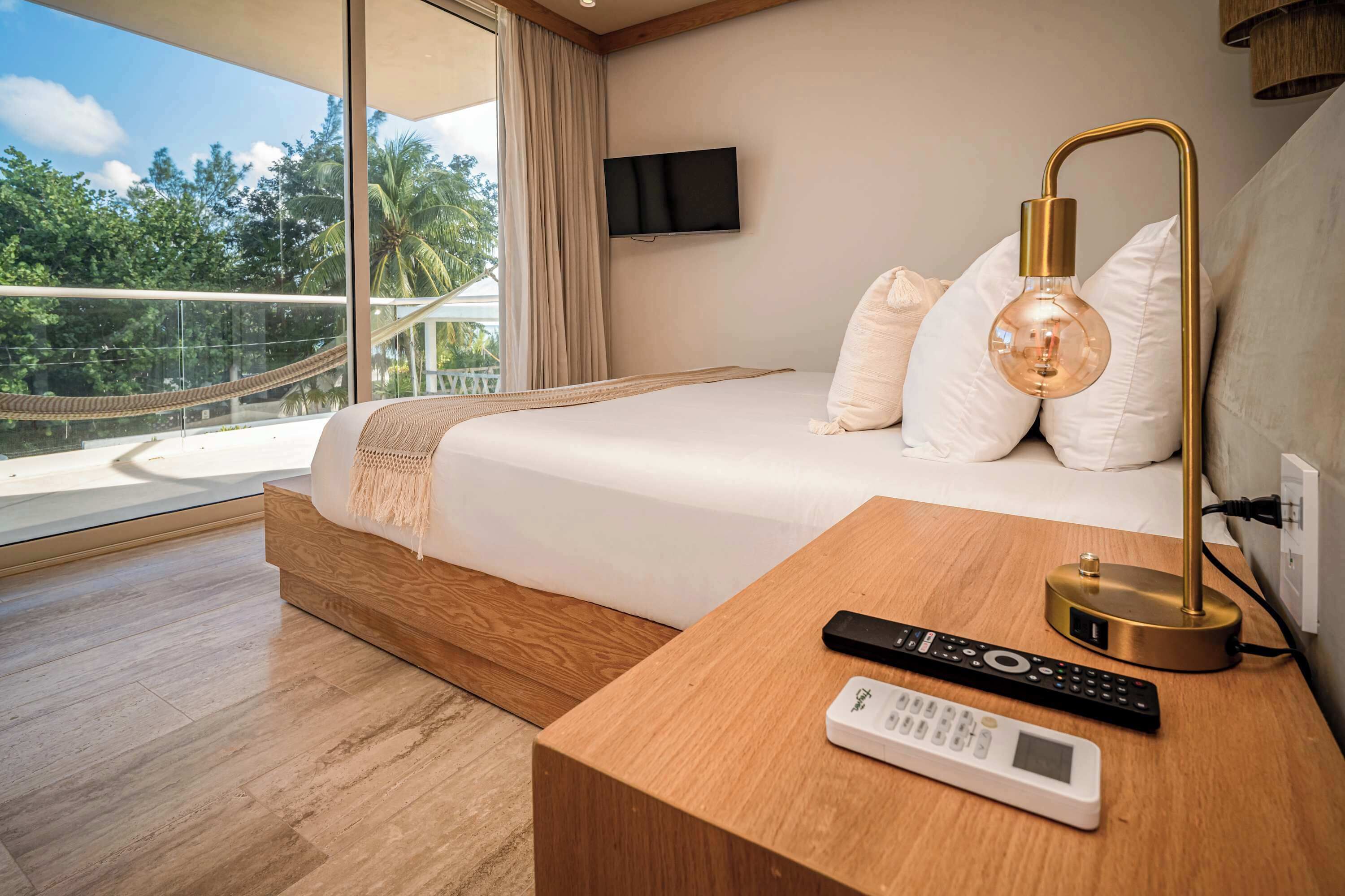 Desk, iron/ironing board, WiFi, bed sheets