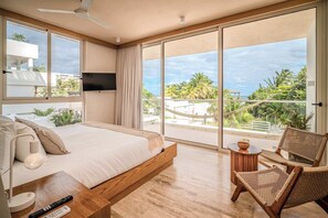 Escritorio, tabla de planchar con plancha, wifi y ropa de cama