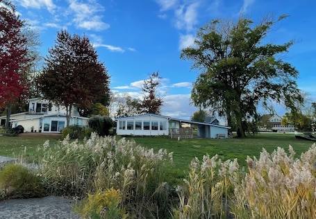 Außenbereich. Cozy Waterfront Cottage – Fishing, Firepit, Wineries, Birdwatching & Views