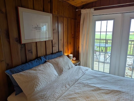 2 Schlafzimmer, kostenloses WLAN, Bettwäsche. Cozy Waterfront Cottage – Fishing, Firepit, Wineries, Birdwatching & Views