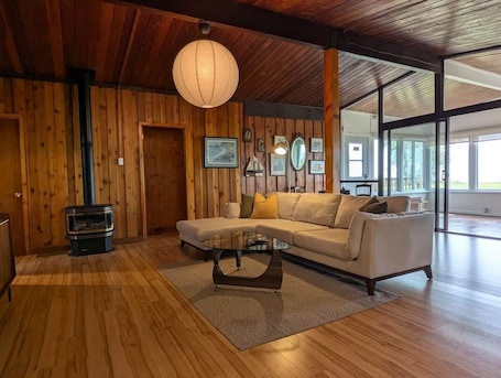 Innenbereich. Cozy Waterfront Cottage – Fishing, Firepit, Wineries, Birdwatching & Views