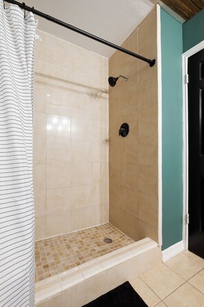 Hair dryer, towels, soap, toilet paper - Casa Alebrije is a cozy apartment King size bed fully equippedin weslaco (Weslaco)