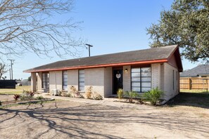 Exterior - Casa Alebrije is a cozy apartment King size bed fully equippedin weslaco (Weslaco)