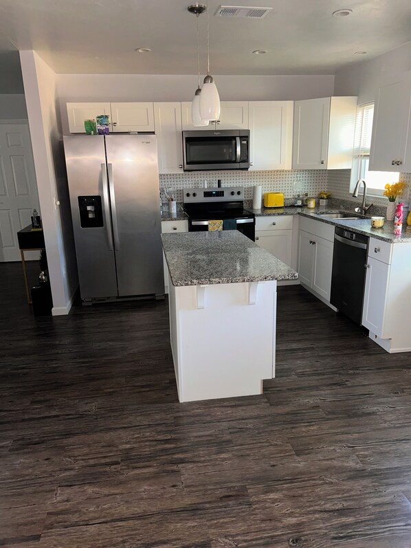 Jääkaappi, mikroaaltouuni, uuni, liesi