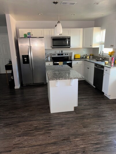 Wonderful 2-bedroom unit minutes from the beach!