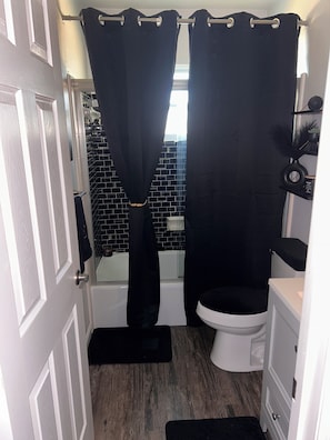 Hair dryer, towels, toilet paper - Wonderful 2-bedroom unit minutes from the beach! (Bradenton)