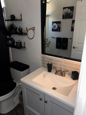 Hiustenkuivaaja, pyyhkeet, vessapaperi