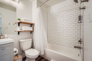 Serviettes fournies, savon, papier de toilette