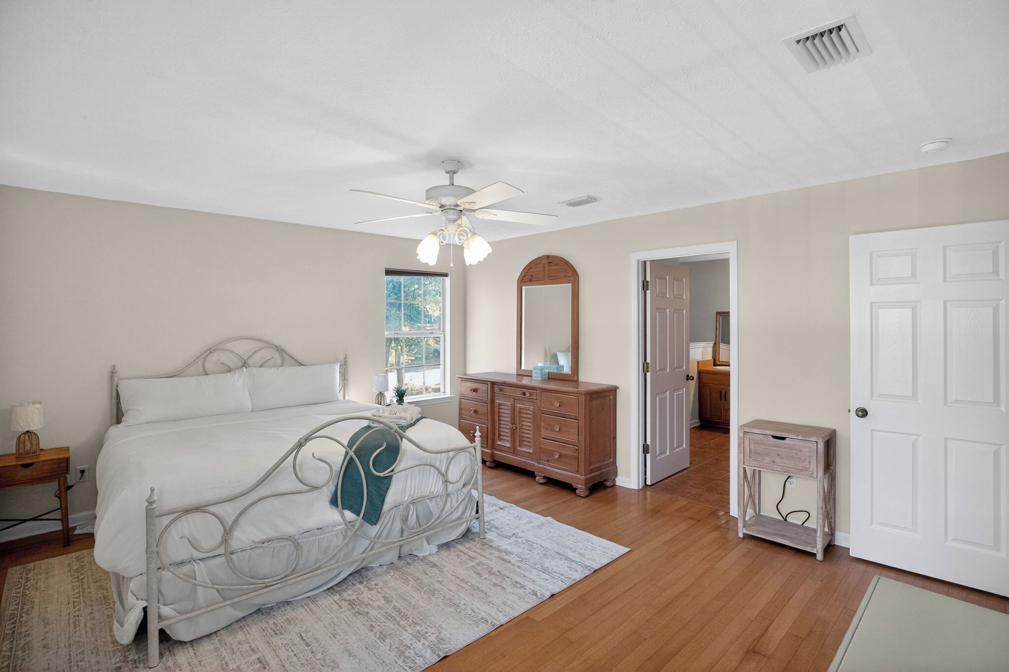 2 habitaciones, tabla de planchar con plancha y wifi gratis 