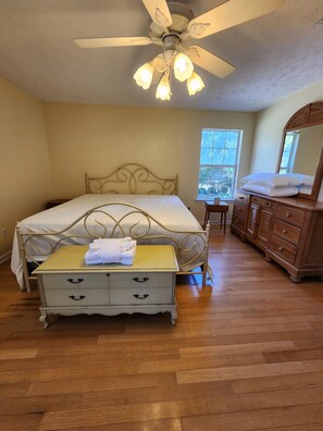 2 slaapkamers, een strijkplank/strijkijzer, wifi, beddengoed