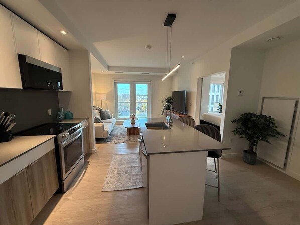 ثلاجة، ميكروويف، فرن، موقد طهي مسطح