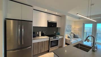 Réfrigérateur, micro-ondes, four, plaque de cuisson