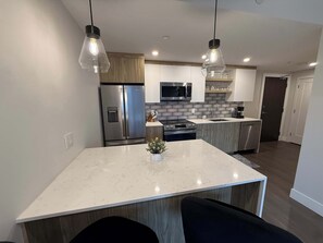 Frigorífic, microones, forn i placa de cuina 