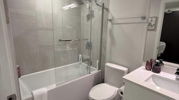 Douche, séchoir à cheveux, serviettes fournies