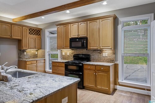 5 bedrooms. 3 baths. Relaxing getaway. Steps to the water for lake adventures.