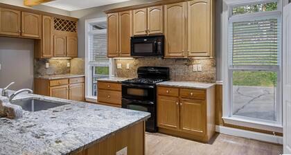 5 bedrooms. 3 baths. Relaxing getaway. Steps to the water for lake adventures.