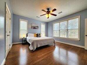 5 bedrooms, iron/ironing board, WiFi, bed sheets - 5 bedrooms. 3 baths. Relaxing getaway. Steps to the water for lake adventures. (Wedowee)