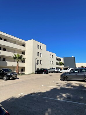 Property grounds - Luxury T3 apartment in PORTICCIO with sea view. Walking distance to shops and beach (Grosseto-Prugna)