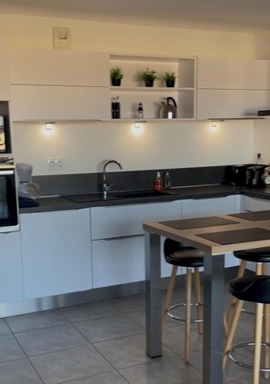 Private kitchen - Luxury T3 apartment in PORTICCIO with sea view. Walking distance to shops and beach (Grosseto-Prugna)
