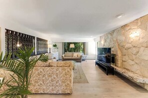 TV, offices - Spacious 3BR in Prime Location (Vancouver)