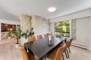 Dining - Spacious 3BR in Prime Location (Vancouver)
