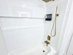 Haartrockner, Handtücher, Seife, Shampoo