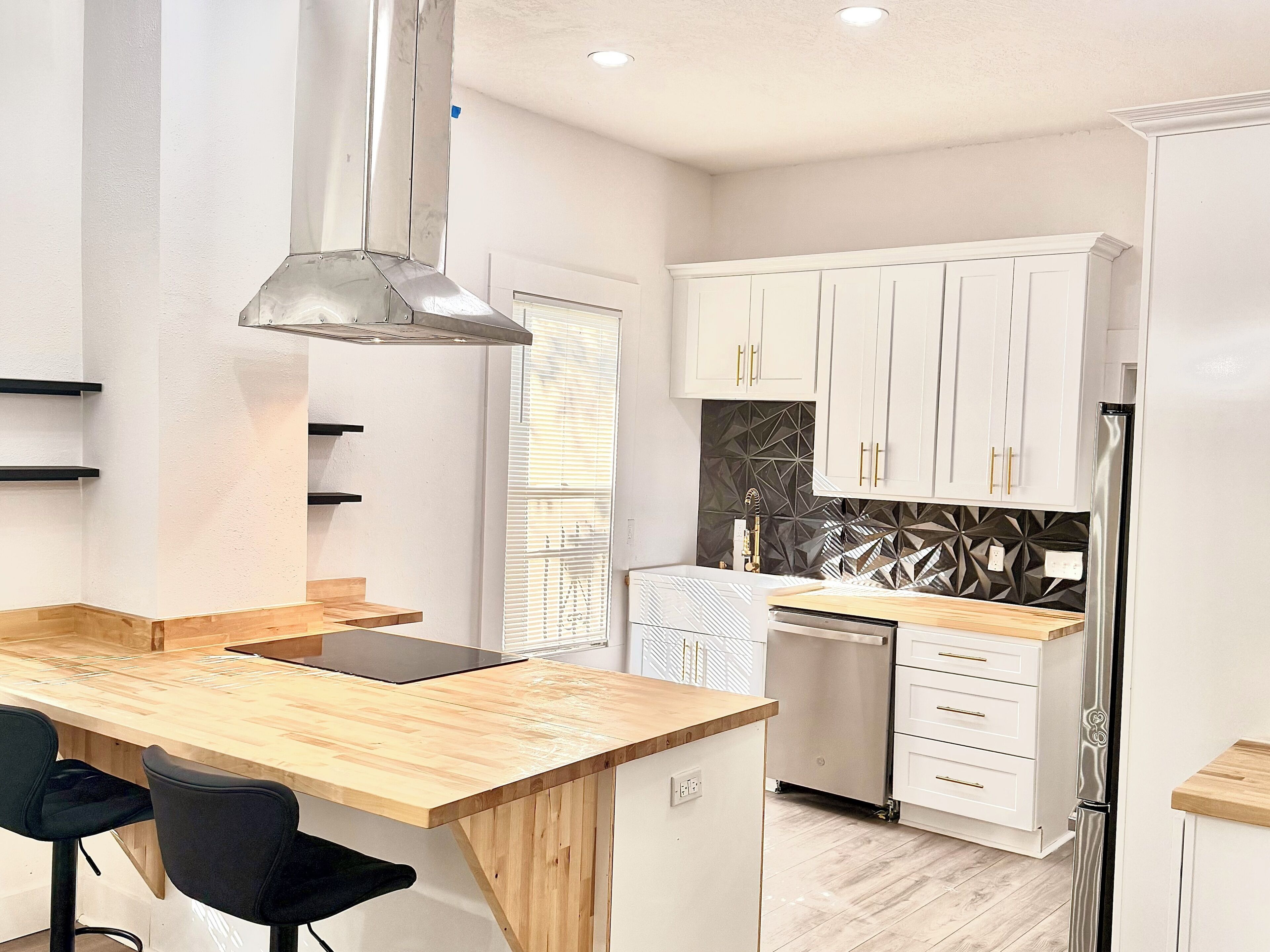 Jääkaappi, mikroaaltouuni, uuni, liesi