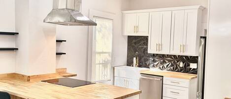 Jääkaappi, mikroaaltouuni, uuni, liesi