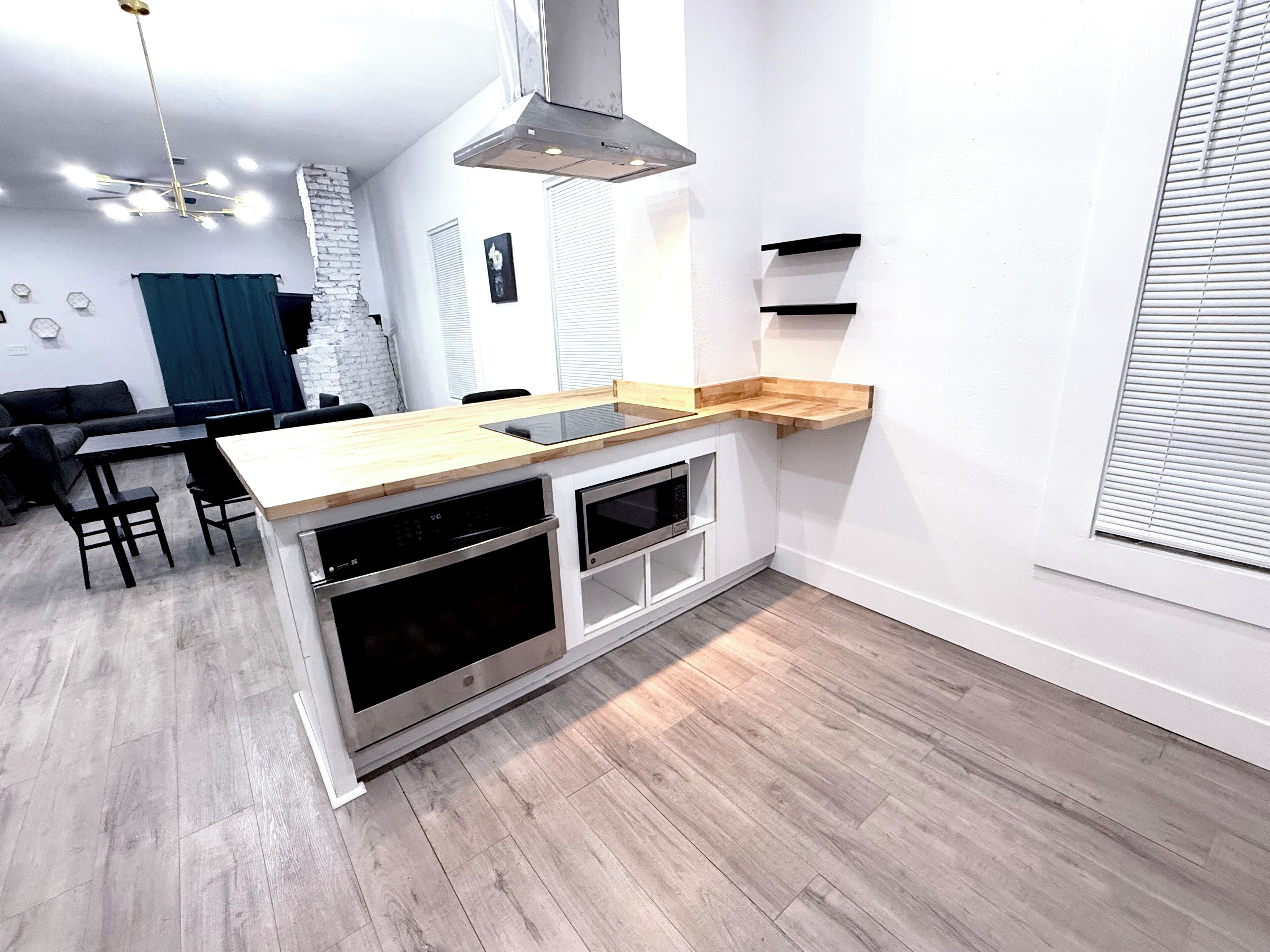 Frigorífico, microondas, horno y placa de cocina