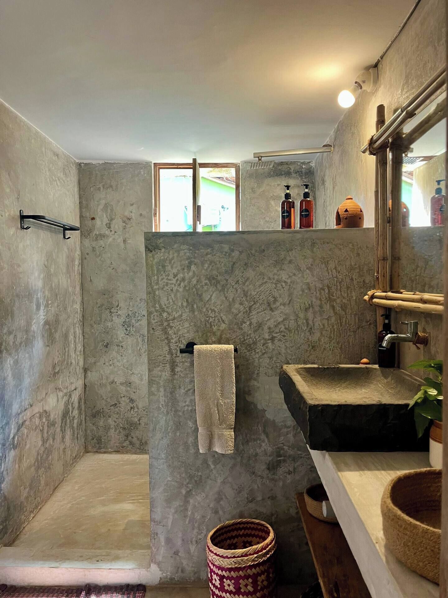 Dusj, håndklær, såpe og toalettpapir