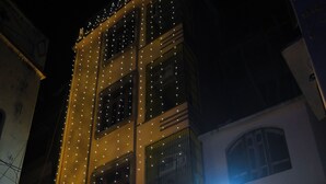 A building with a sign that reads "AMAYA COMFORT" and mentions amenities like Wi-Fi, lift, and available rooms. - Amaya Deluxe (Varanasi)