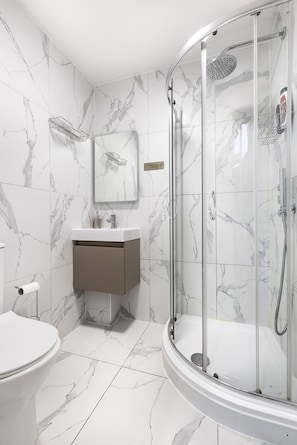 Hair dryer, towels - Modern 2BD Flat in The Heart Of Camden (London)